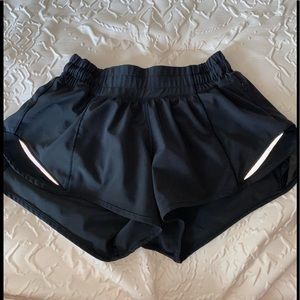 black lululemon hotty hot shorts 2.5 inch
